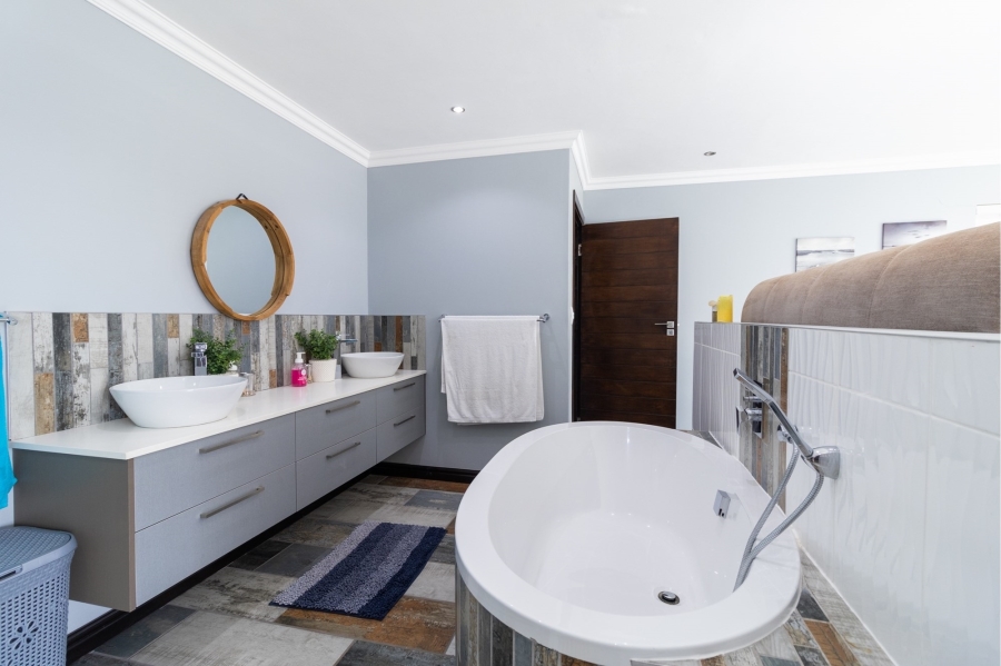 4 Bedroom Property for Sale in Calypso Beach Western Cape